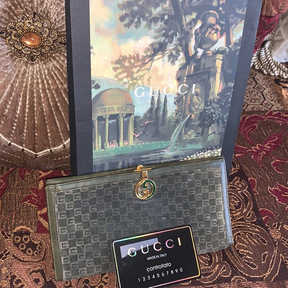Authentic Gucci vintage wallet logo